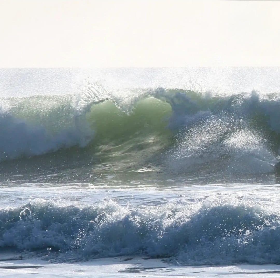 Une vague qui déferle à marée haute