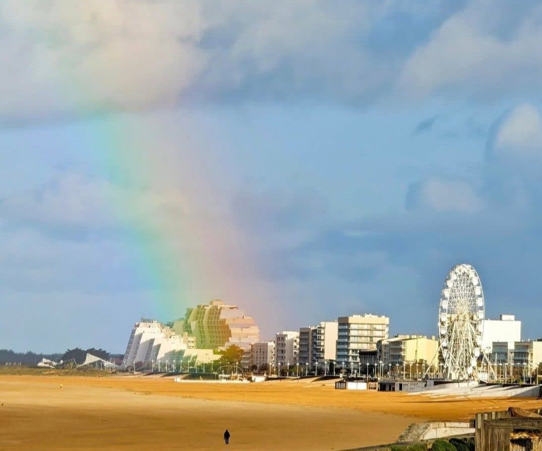 Un arc-en-ciel au-dessus du front de mer et de la grande roue