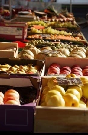 Cagettes de fruits colorés sur un étal de marché